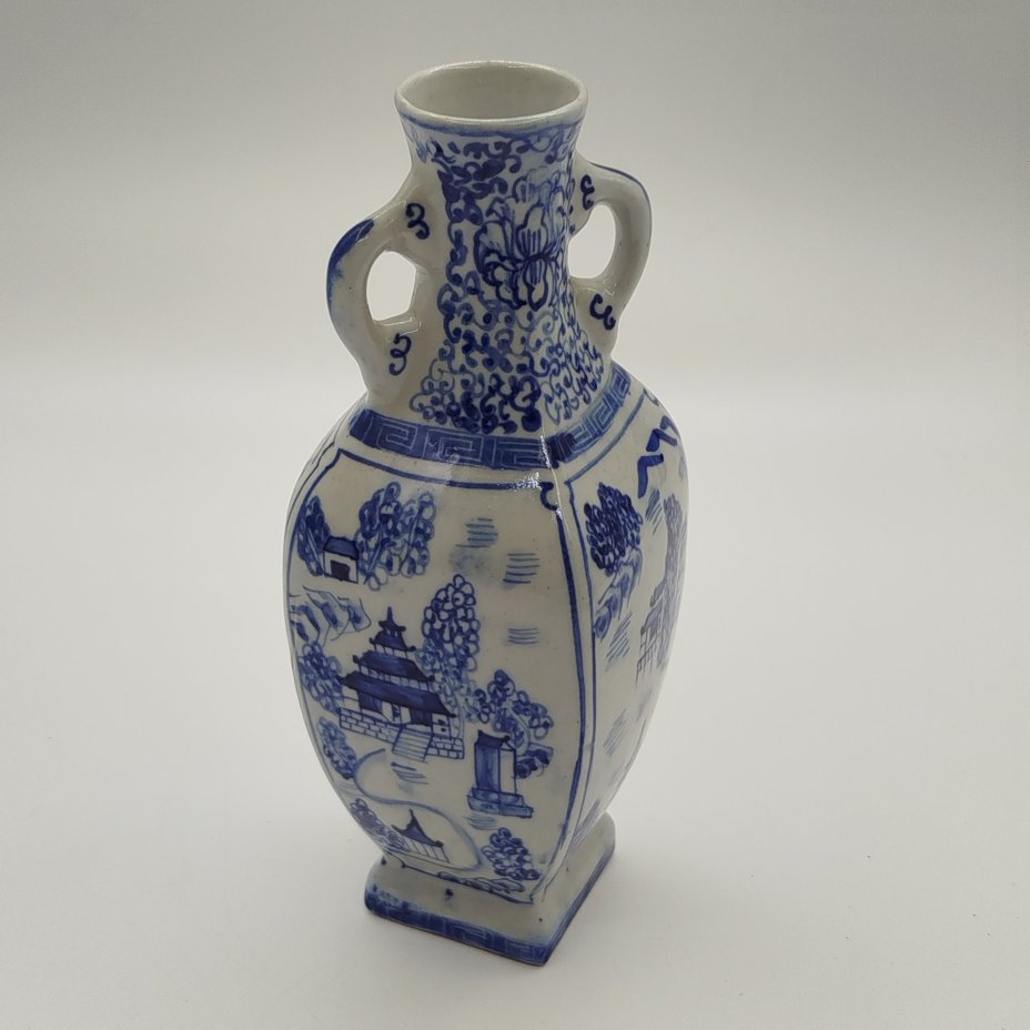 Вазочка с боковыми ручками, украшенная пейзажем с пагодами, фарфор, роспись, Китай, 1970-1990 гг.