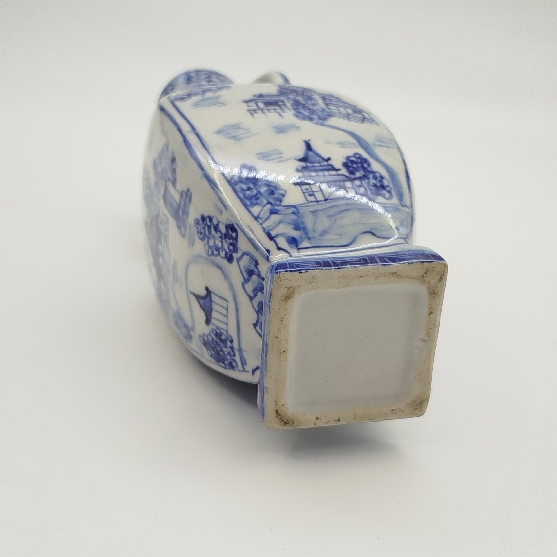 Вазочка с боковыми ручками, украшенная пейзажем с пагодами, фарфор, роспись, Китай, 1970-1990 гг.