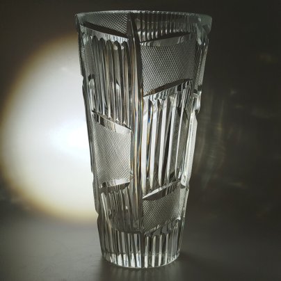 Ваза для цветов с резным геометрическим декором