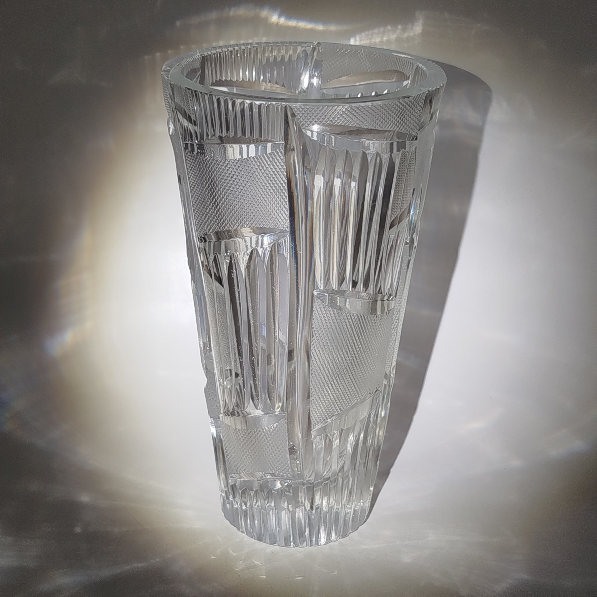 Ваза для цветов с резным геометрическим декором