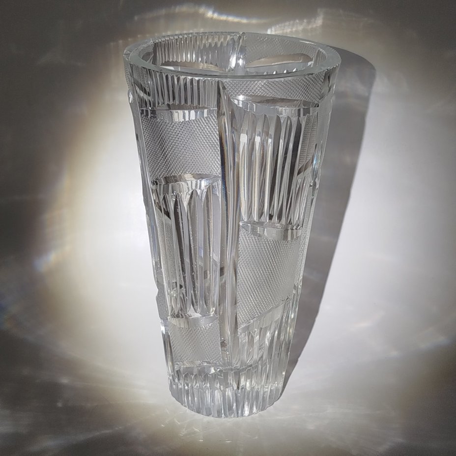 Ваза для цветов с резным геометрическим декором