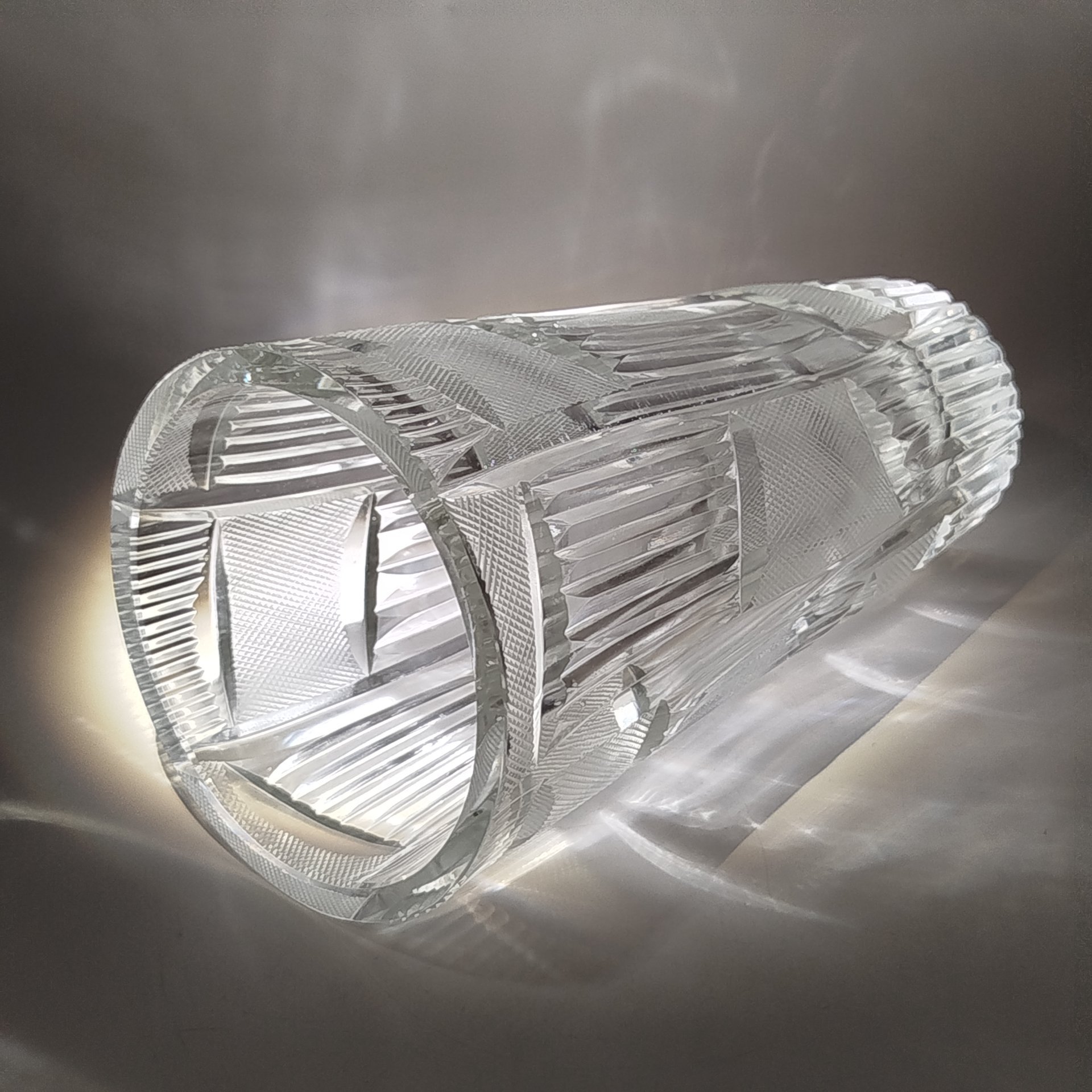 Ваза для цветов с резным геометрическим декором