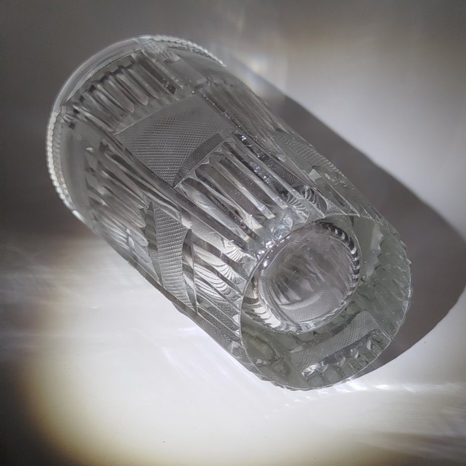 Ваза для цветов с резным геометрическим декором