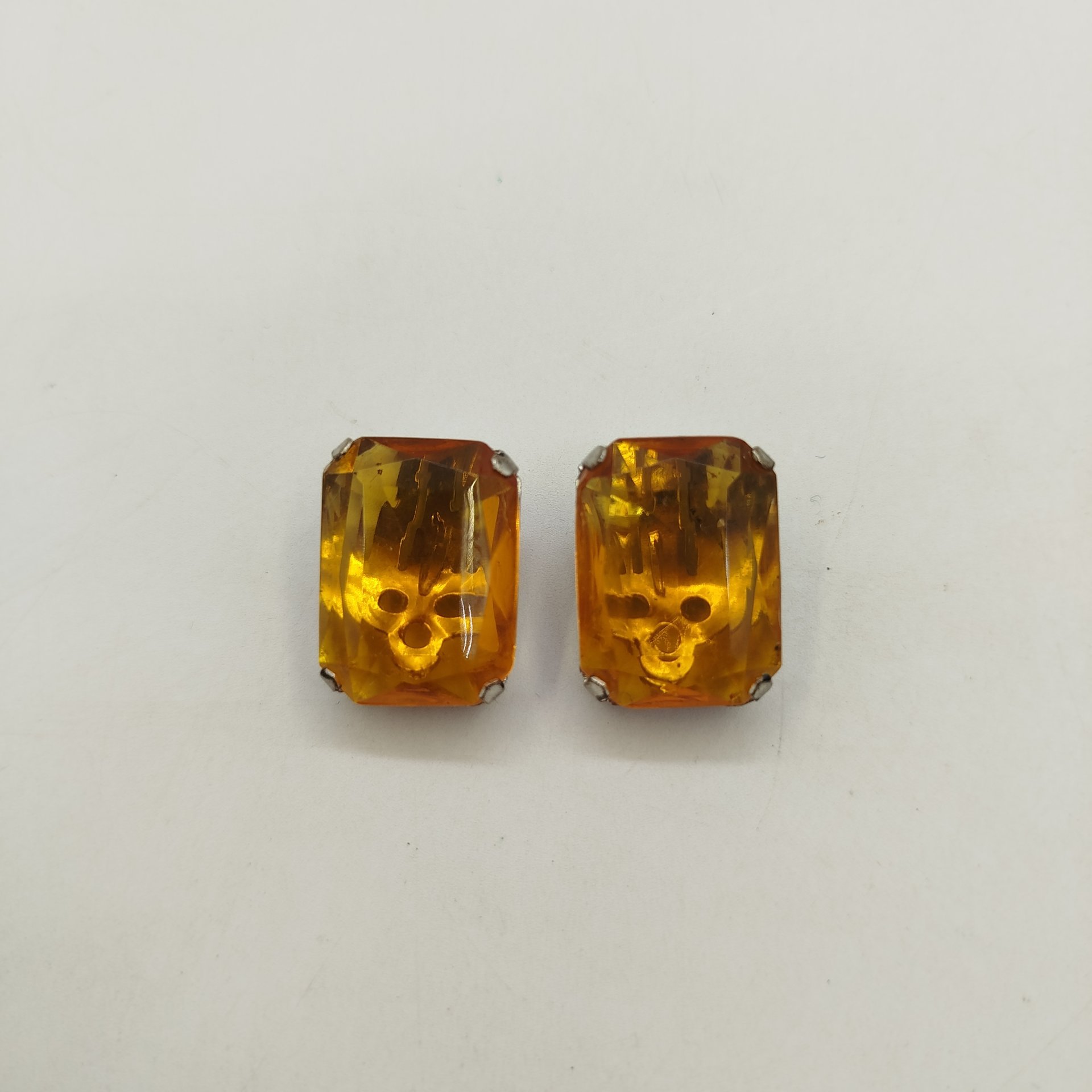 Серьги-клипсы прямоугольной формы со вставкой желтого оттенка