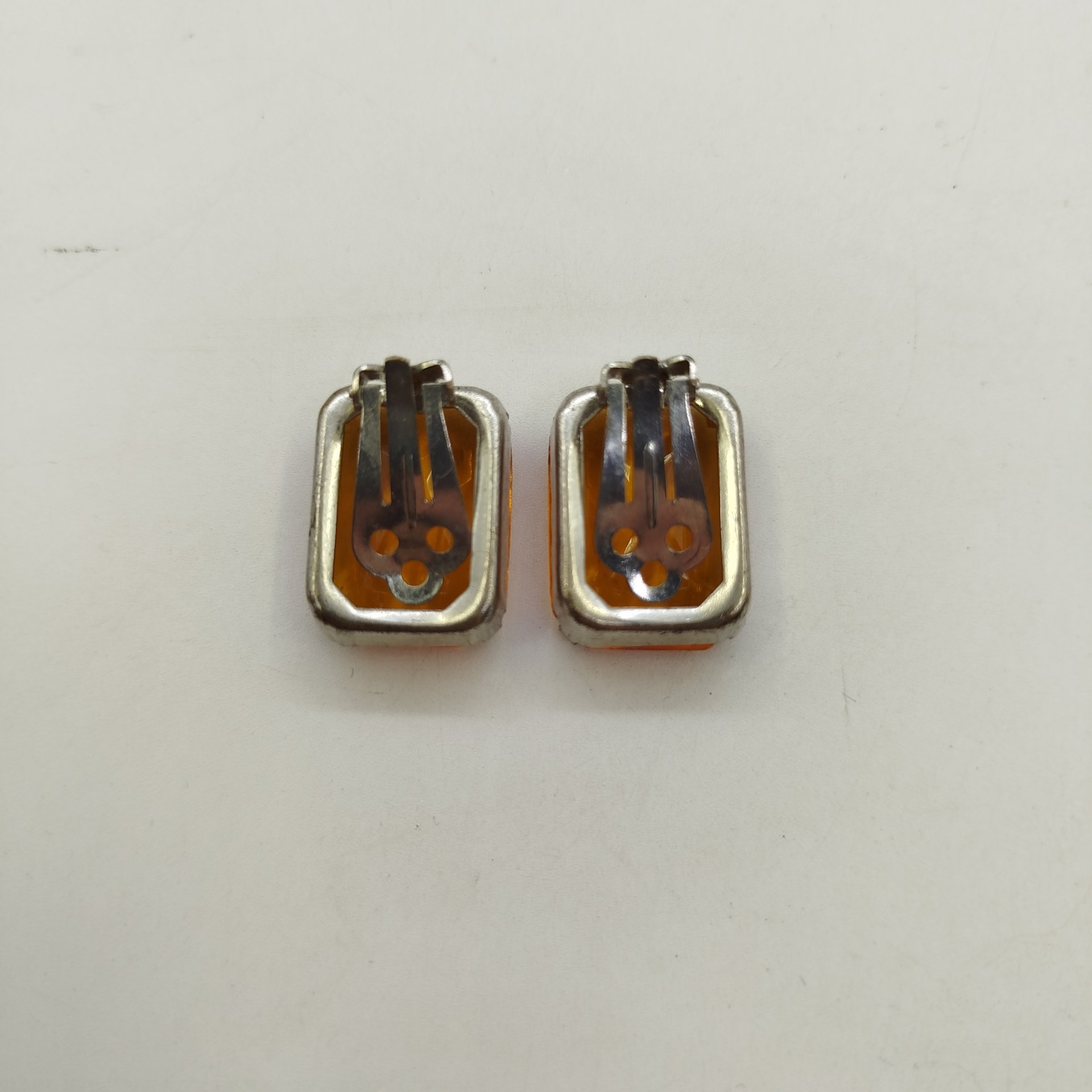 Серьги-клипсы прямоугольной формы со вставкой желтого оттенка