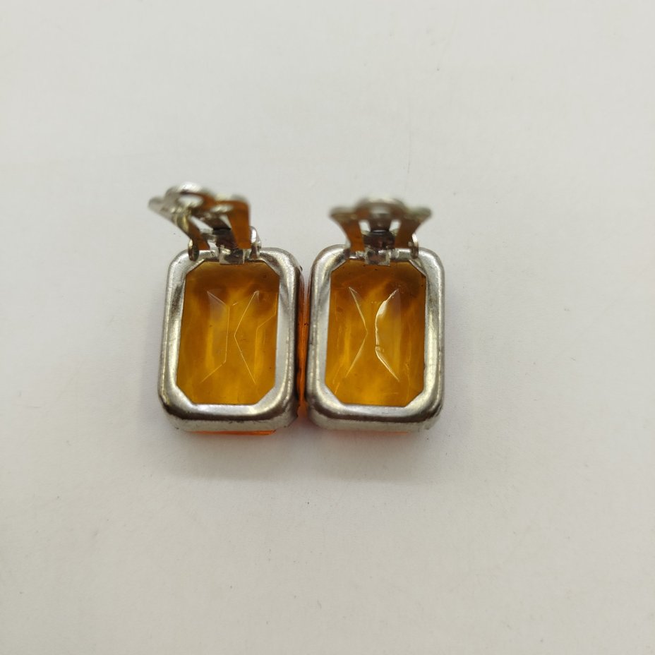 Серьги-клипсы прямоугольной формы со вставкой желтого оттенка