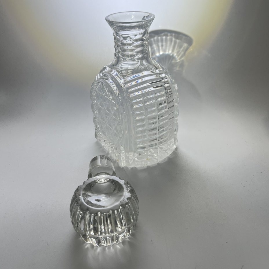 Графин небольшого размера с геометрическим декором