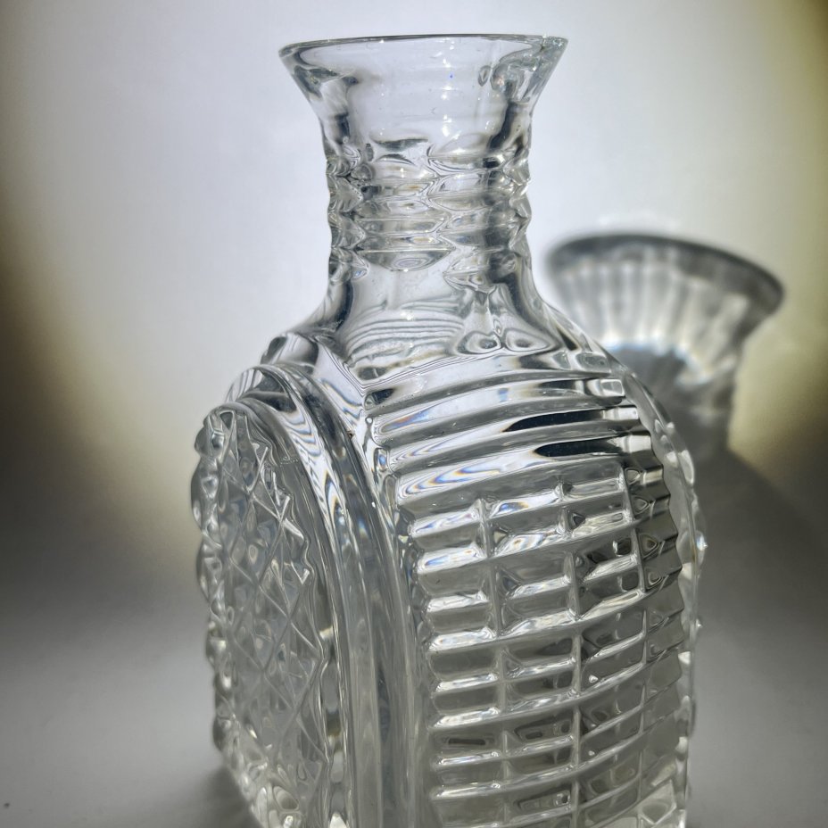 Графин небольшого размера с геометрическим декором