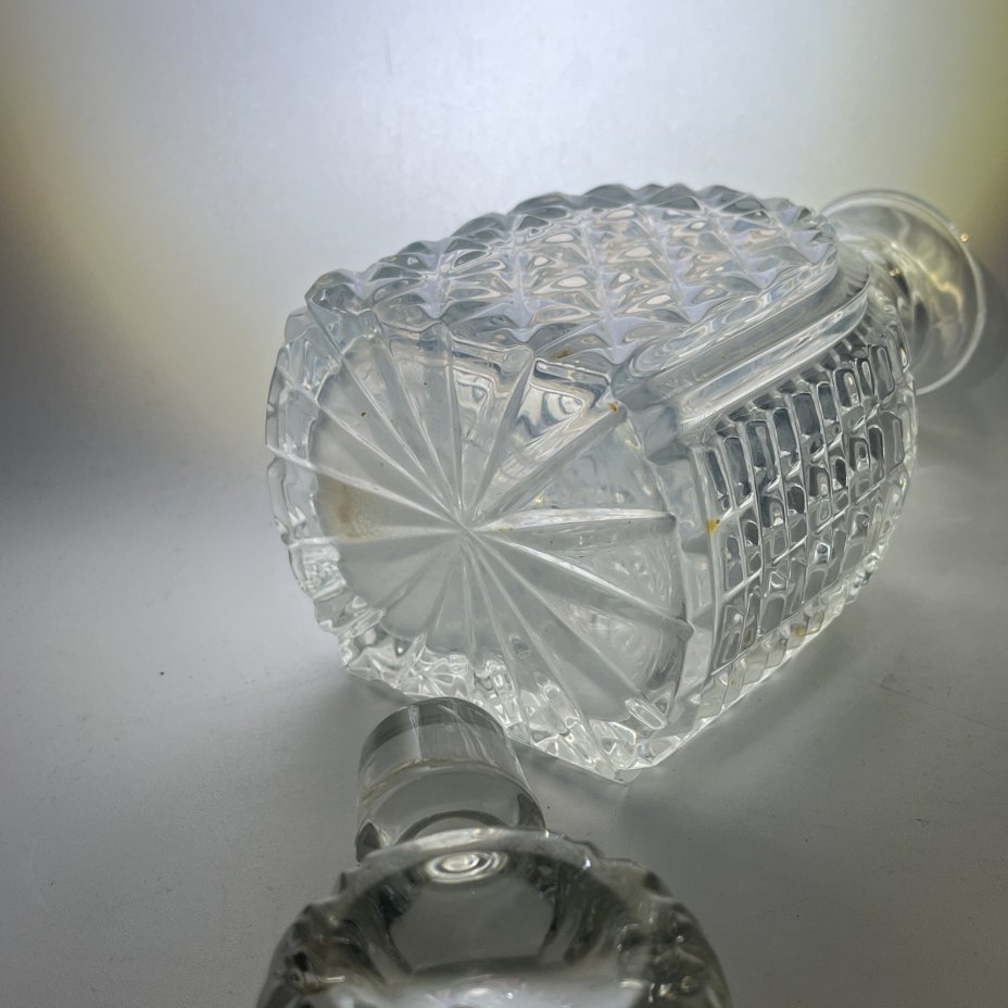 Графин небольшого размера с геометрическим декором