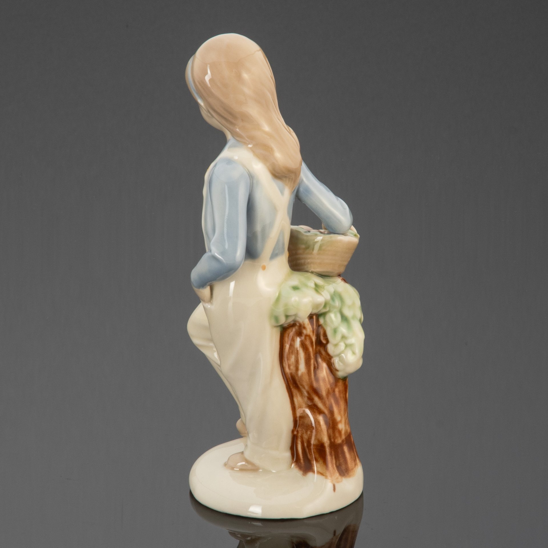 Статуэтка "Девушка с корзиной фруктов", Valencia Pottery