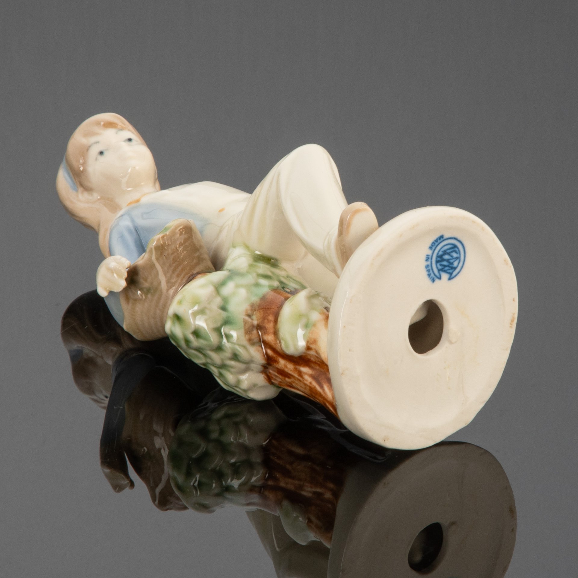 Статуэтка "Девушка с корзиной фруктов", Valencia Pottery