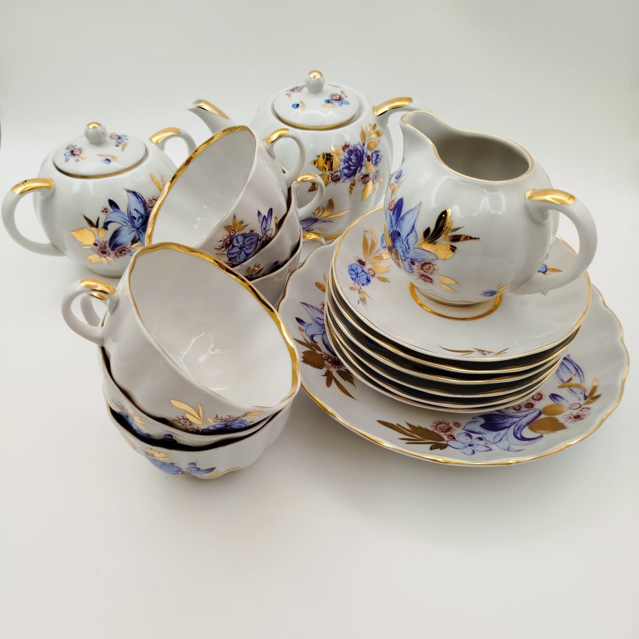 Сервиз чайный "Лилия" на 6 персон (16 предметов), фарфор, деколь, золочение, Ленинградский фарфоровый завод (ЛФЗ), СССР, 1970-1992 гг.