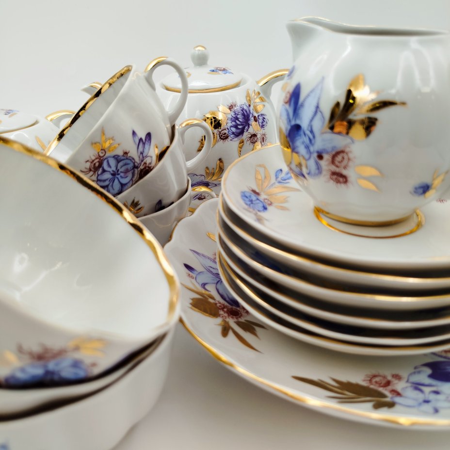 Сервиз чайный "Лилия" на 6 персон (16 предметов), фарфор, деколь, золочение, Ленинградский фарфоровый завод (ЛФЗ), СССР, 1970-1992 гг.