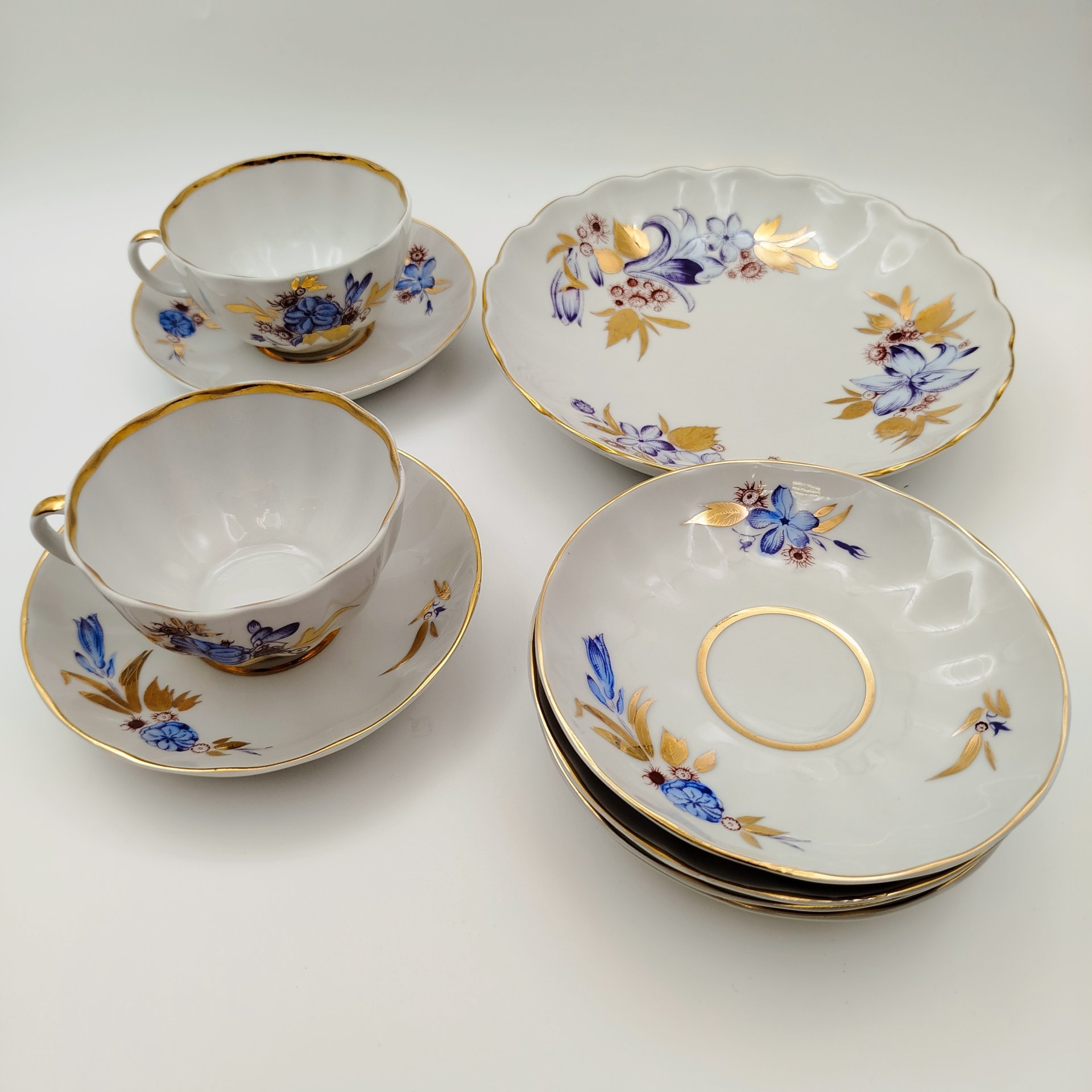 Сервиз чайный "Лилия" на 6 персон (16 предметов), фарфор, деколь, золочение, Ленинградский фарфоровый завод (ЛФЗ), СССР, 1970-1992 гг.