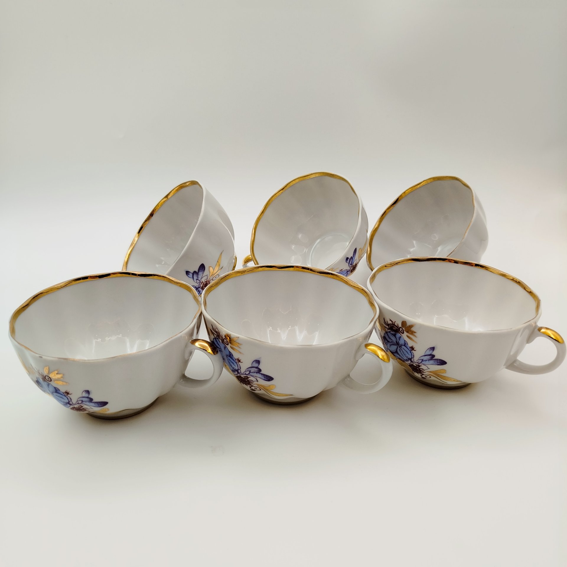 Сервиз чайный "Лилия" на 6 персон (16 предметов), фарфор, деколь, золочение, Ленинградский фарфоровый завод (ЛФЗ), СССР, 1970-1992 гг.