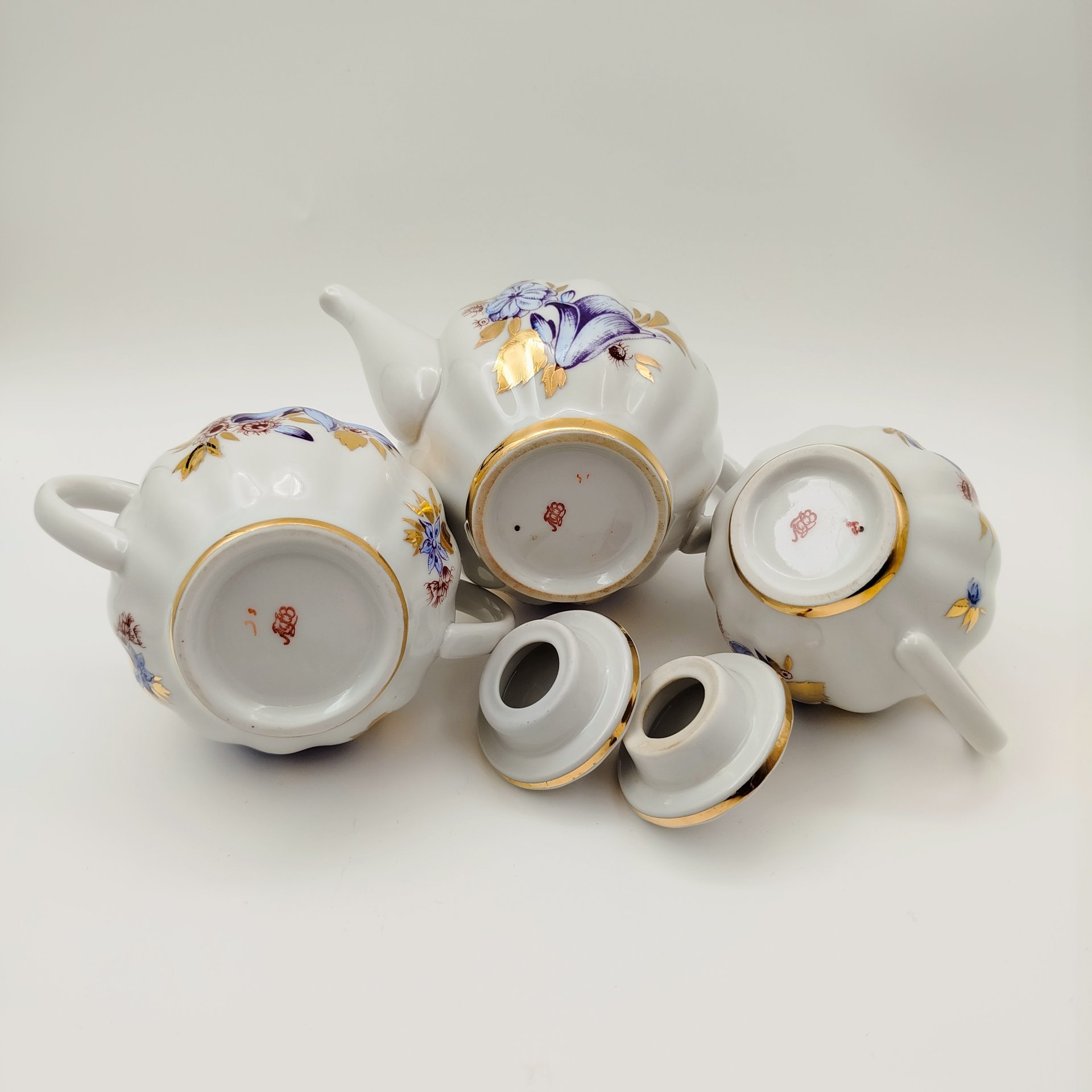 Сервиз чайный "Лилия" на 6 персон (16 предметов), фарфор, деколь, золочение, Ленинградский фарфоровый завод (ЛФЗ), СССР, 1970-1992 гг.