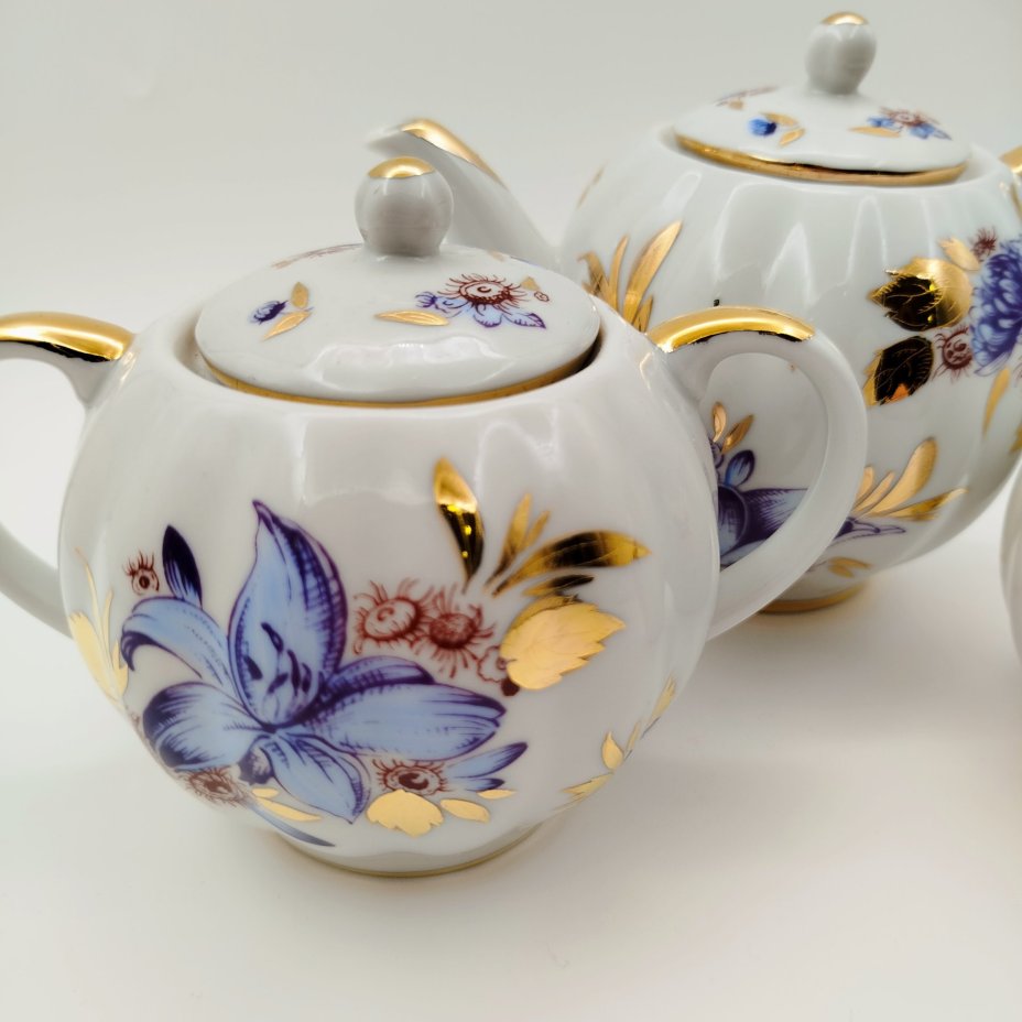 Сервиз чайный "Лилия" на 6 персон (16 предметов), фарфор, деколь, золочение, Ленинградский фарфоровый завод (ЛФЗ), СССР, 1970-1992 гг.