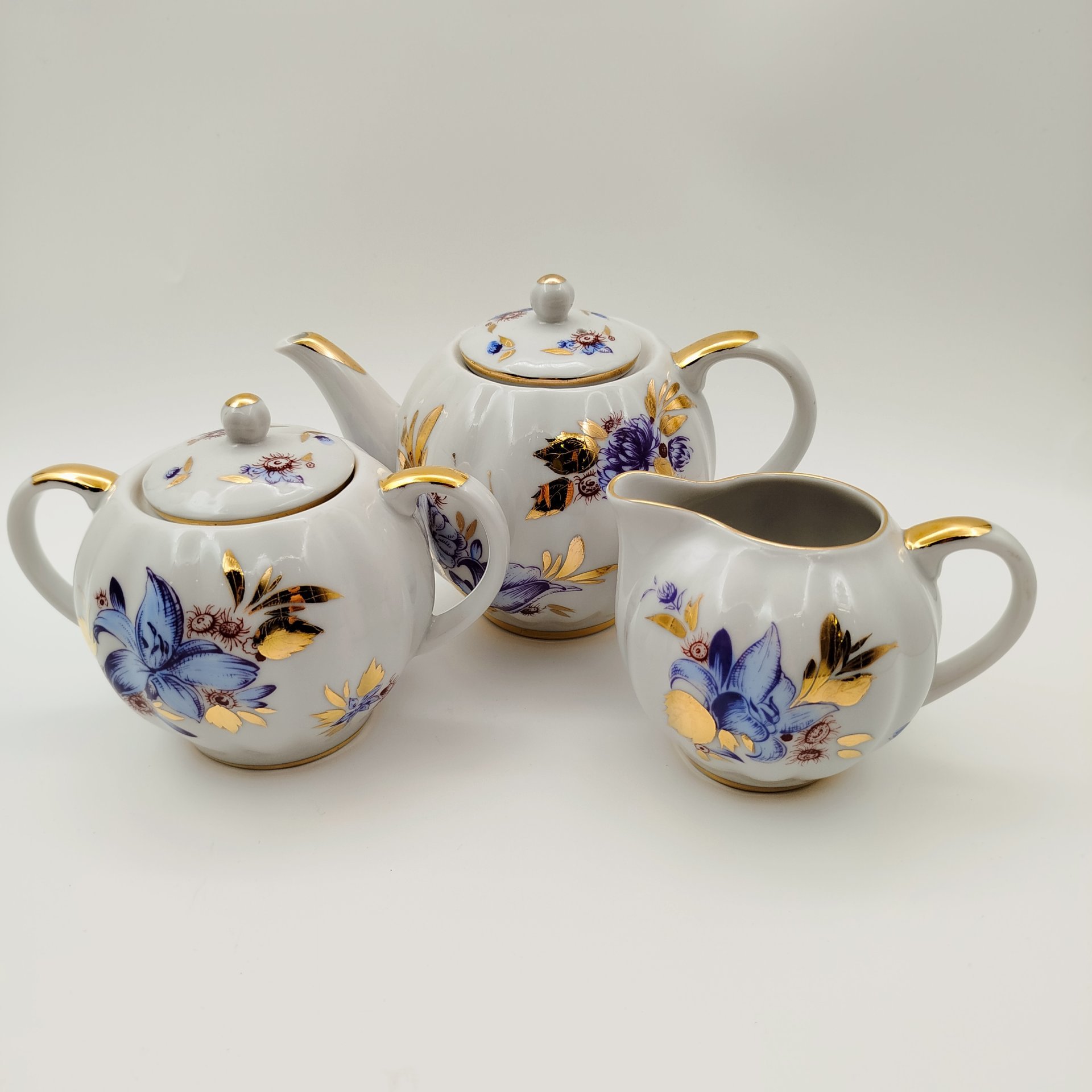 Сервиз чайный "Лилия" на 6 персон (16 предметов), фарфор, деколь, золочение, Ленинградский фарфоровый завод (ЛФЗ), СССР, 1970-1992 гг.