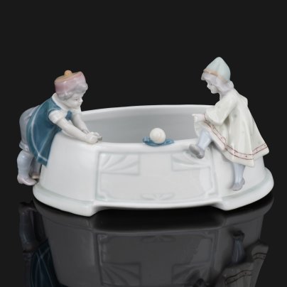 Лоток для мелочей (шкатулка), украшенный скульптурами играющих детей, Metzler & Ortloff
