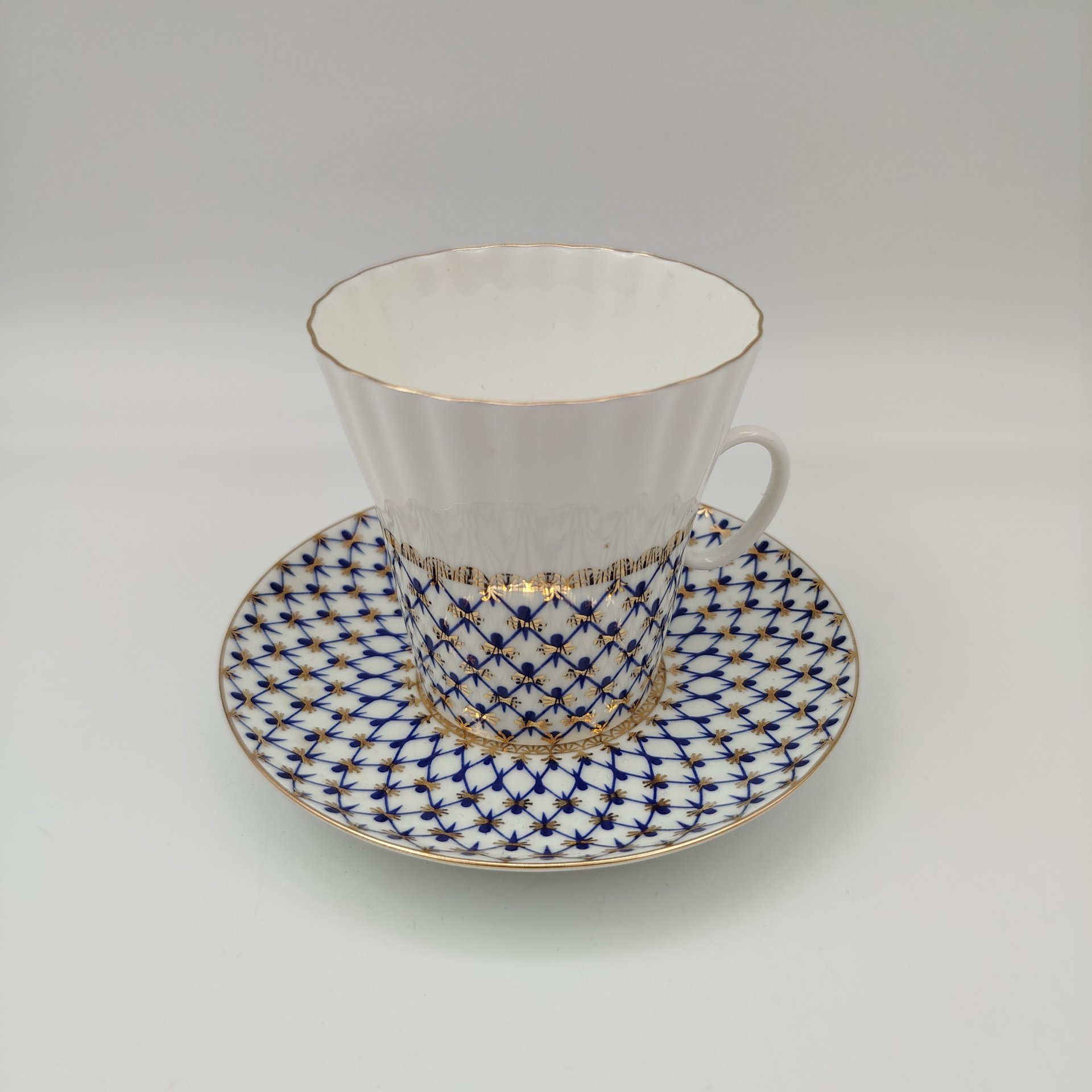 Пара кофейная, украшенная декором "Кобальтовая сетка", фарфор, роспись, золочение, Императорский фарфоровый завод (ИФЗ), Россия, 2000-2012 гг.