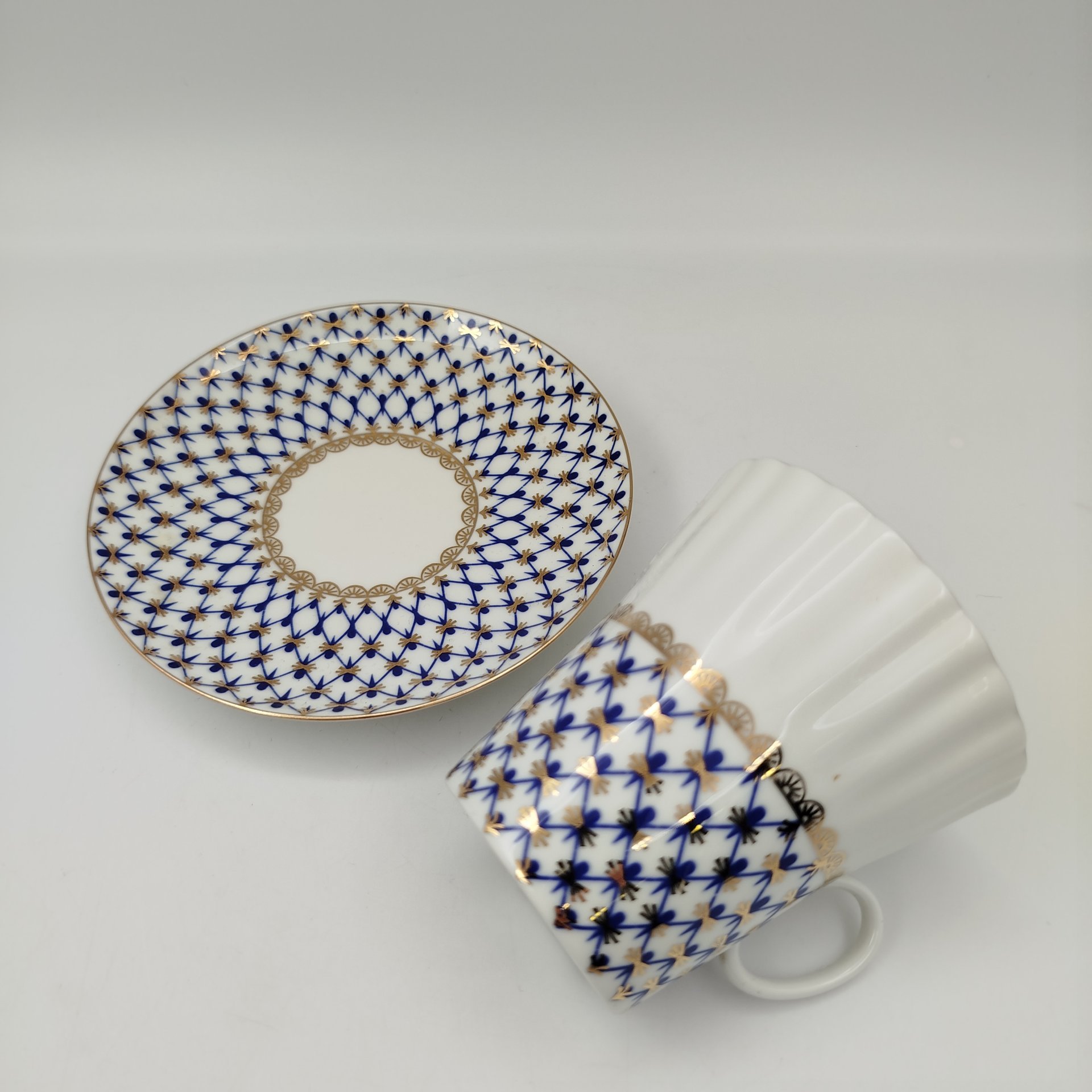 Пара кофейная, украшенная декором "Кобальтовая сетка", фарфор, роспись, золочение, Императорский фарфоровый завод (ИФЗ), Россия, 2000-2012 гг.
