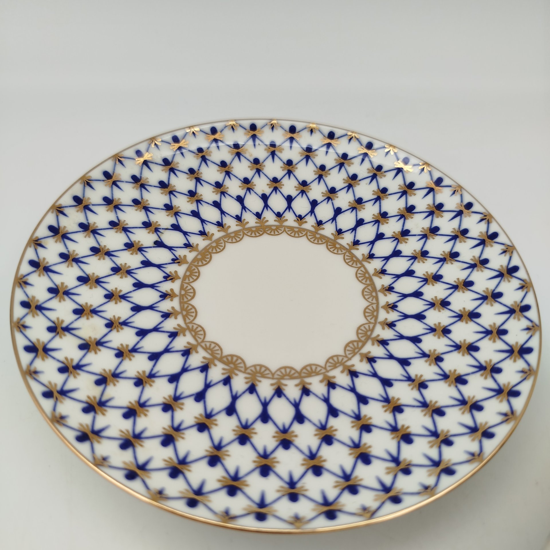 Пара кофейная, украшенная декором "Кобальтовая сетка", фарфор, роспись, золочение, Императорский фарфоровый завод (ИФЗ), Россия, 2000-2012 гг.