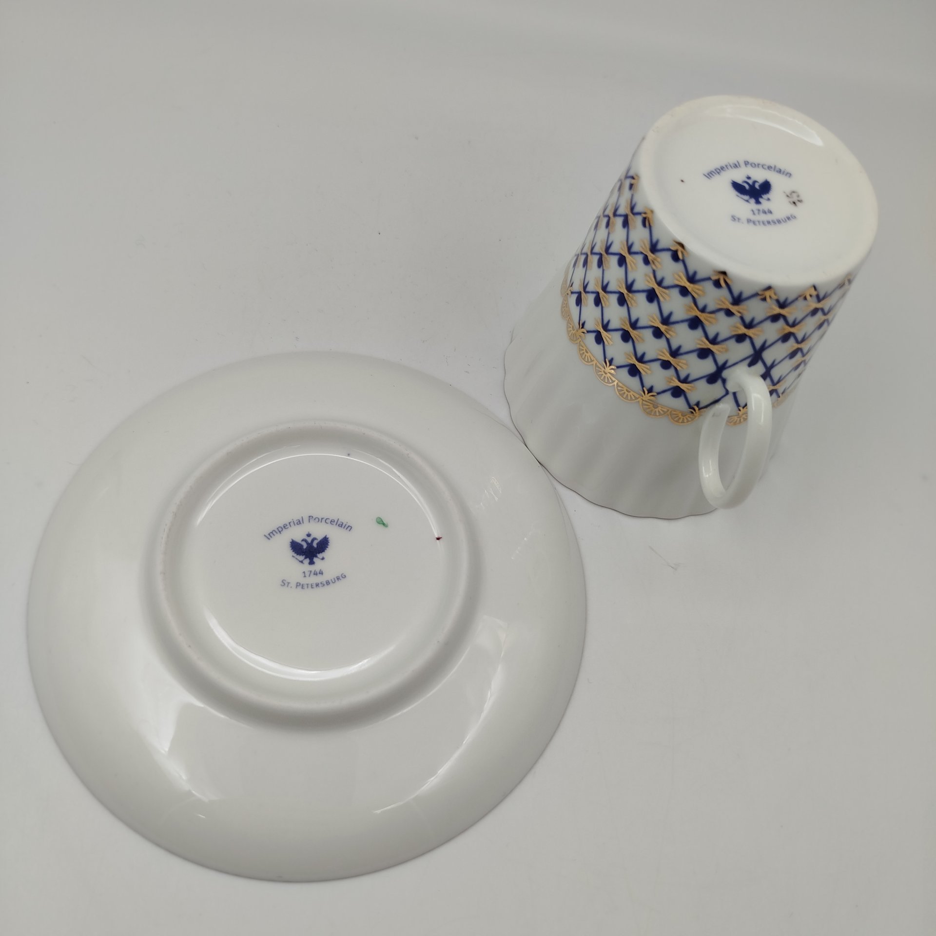 Пара кофейная, украшенная декором "Кобальтовая сетка", фарфор, роспись, золочение, Императорский фарфоровый завод (ИФЗ), Россия, 2000-2012 гг.