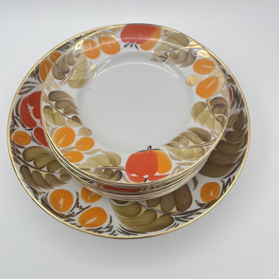 Набор из 6-ти пирожковых тарелок и блюда "Щедрая осень", автор росписи Н.Б. Гусева, автор формы С.Е. Яковлева, фарфор, роспись, золочение, Ленинградский фарфоровый завод (ЛФЗ), СССР, 1960-1970 гг.