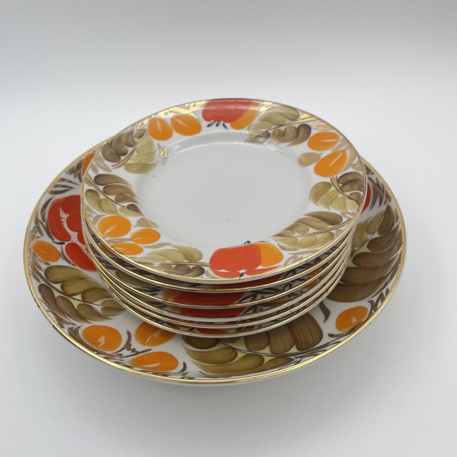Набор из 6-ти пирожковых тарелок и блюда "Щедрая осень", автор росписи Н.Б. Гусева, автор формы С.Е. Яковлева, фарфор, роспись, золочение, Ленинградский фарфоровый завод (ЛФЗ), СССР, 1960-1970 гг.