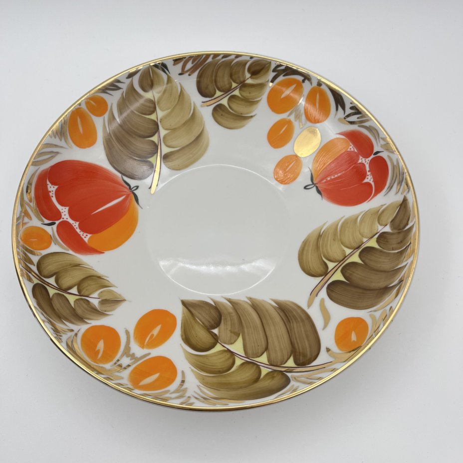 Набор из 6-ти пирожковых тарелок и блюда "Щедрая осень", автор росписи Н.Б. Гусева, автор формы С.Е. Яковлева, фарфор, роспись, золочение, Ленинградский фарфоровый завод (ЛФЗ), СССР, 1960-1970 гг.