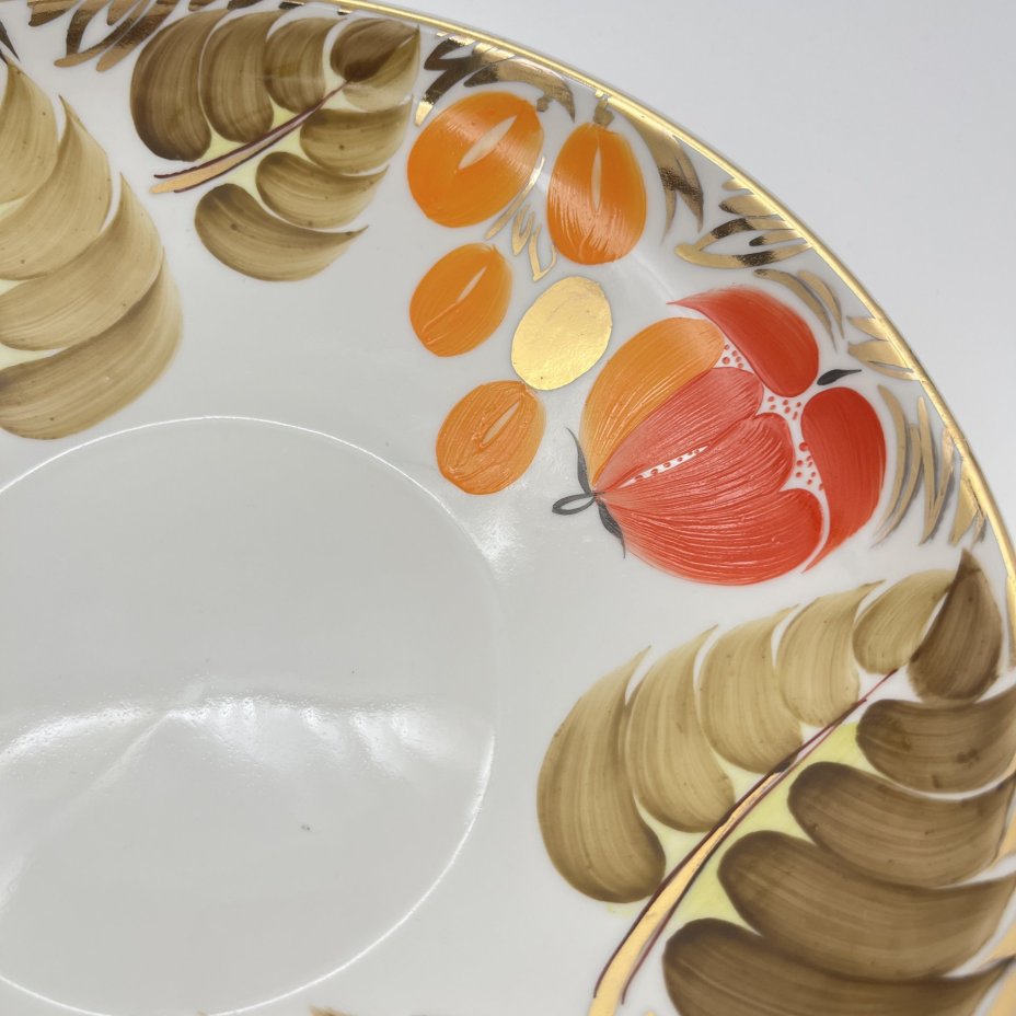 Набор из 6-ти пирожковых тарелок и блюда "Щедрая осень", автор росписи Н.Б. Гусева, автор формы С.Е. Яковлева, фарфор, роспись, золочение, Ленинградский фарфоровый завод (ЛФЗ), СССР, 1960-1970 гг.
