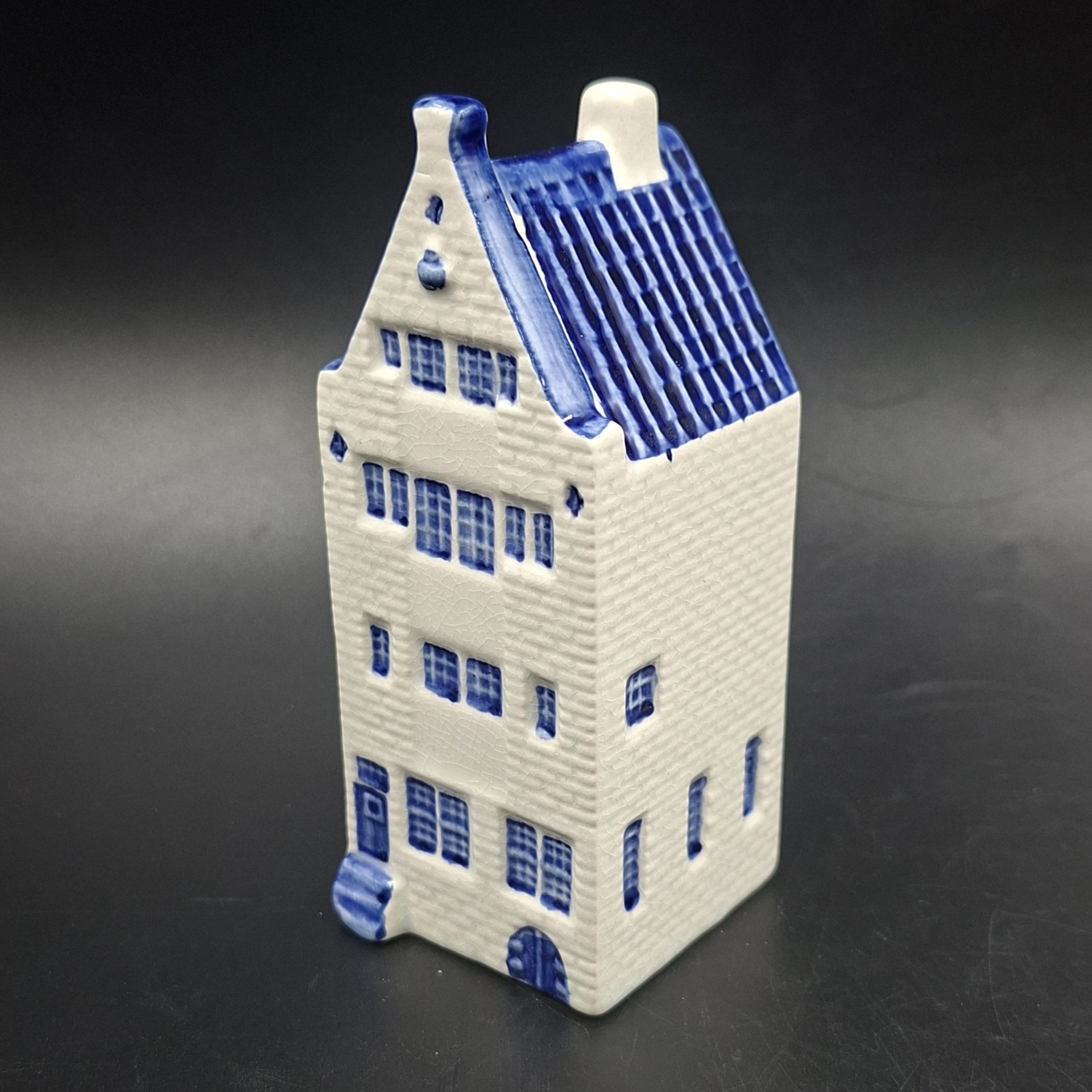 Статуэтка (сувенир) в виде домика в Амстердаме, фирма "Elesva", с логотипом компании "Albatros", фарфор, роспись, Нидерланды, 1998 г.