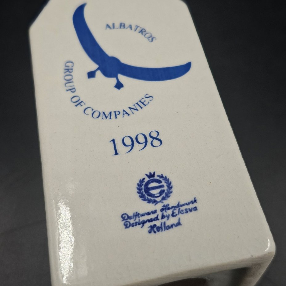 Статуэтка (сувенир) в виде домика в Амстердаме, фирма "Elesva", с логотипом компании "Albatros"