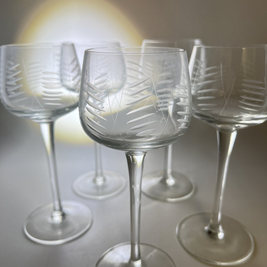 Набор из 5 рюмок на длинной ножке с резным растительным декором