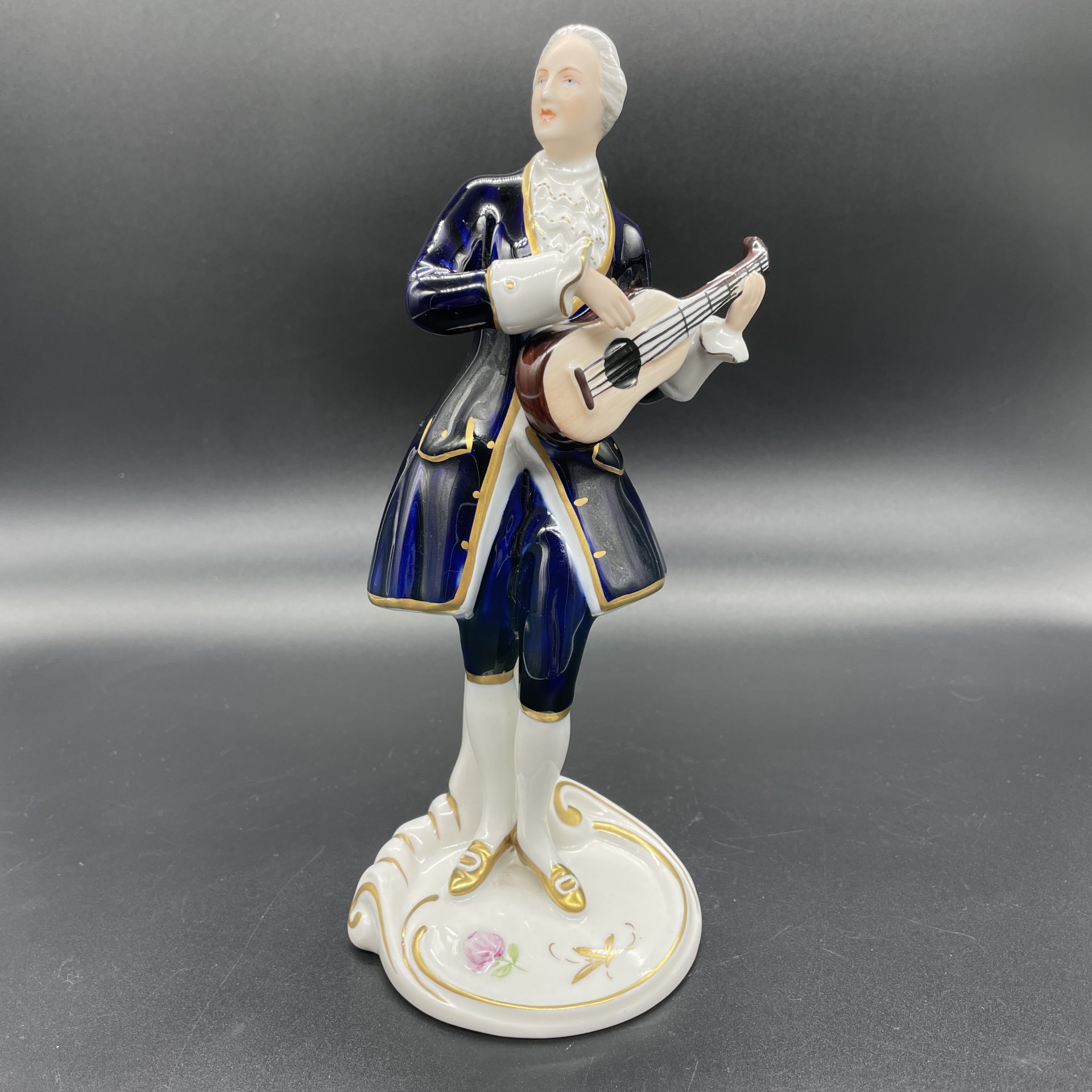 Статуэтка "Кавалер с гитарой", фарфор, кобальт, роспись, золочение, Royal Dux, Чехословакия, 1970-1992 гг., Royal Dux