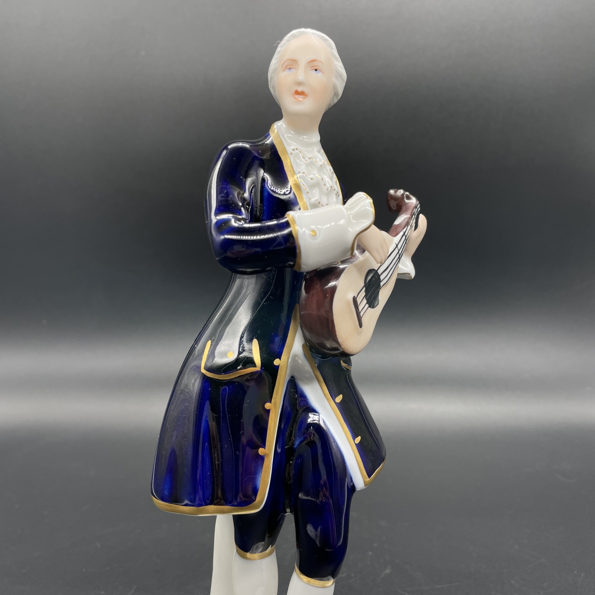 Статуэтка "Кавалер с гитарой", фарфор, кобальт, роспись, золочение, Royal Dux, Чехословакия, 1970-1992 гг., Royal Dux