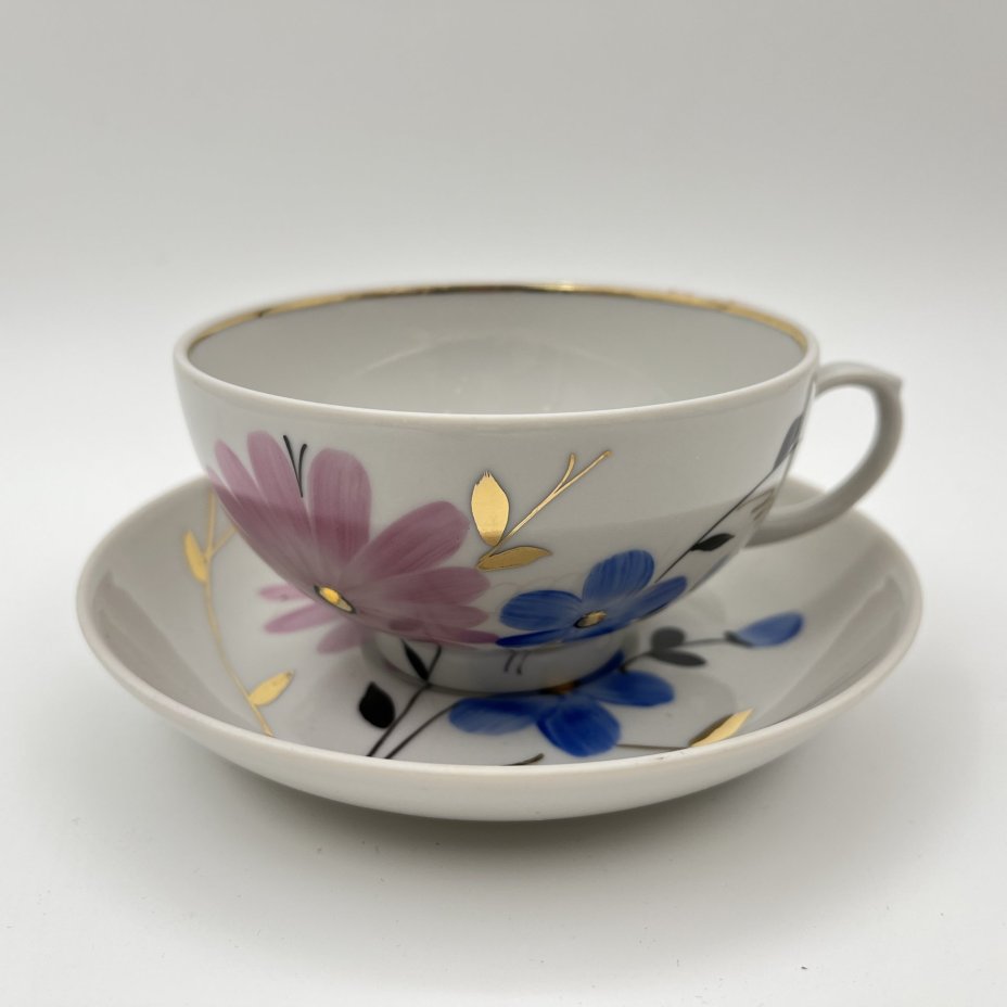 Пара чайная с цветочным декором в виде астр, фарфор, роспись, золочение, Дулевский фарфоровый завод (Дулёво), СССР, 1968-1991 гг.