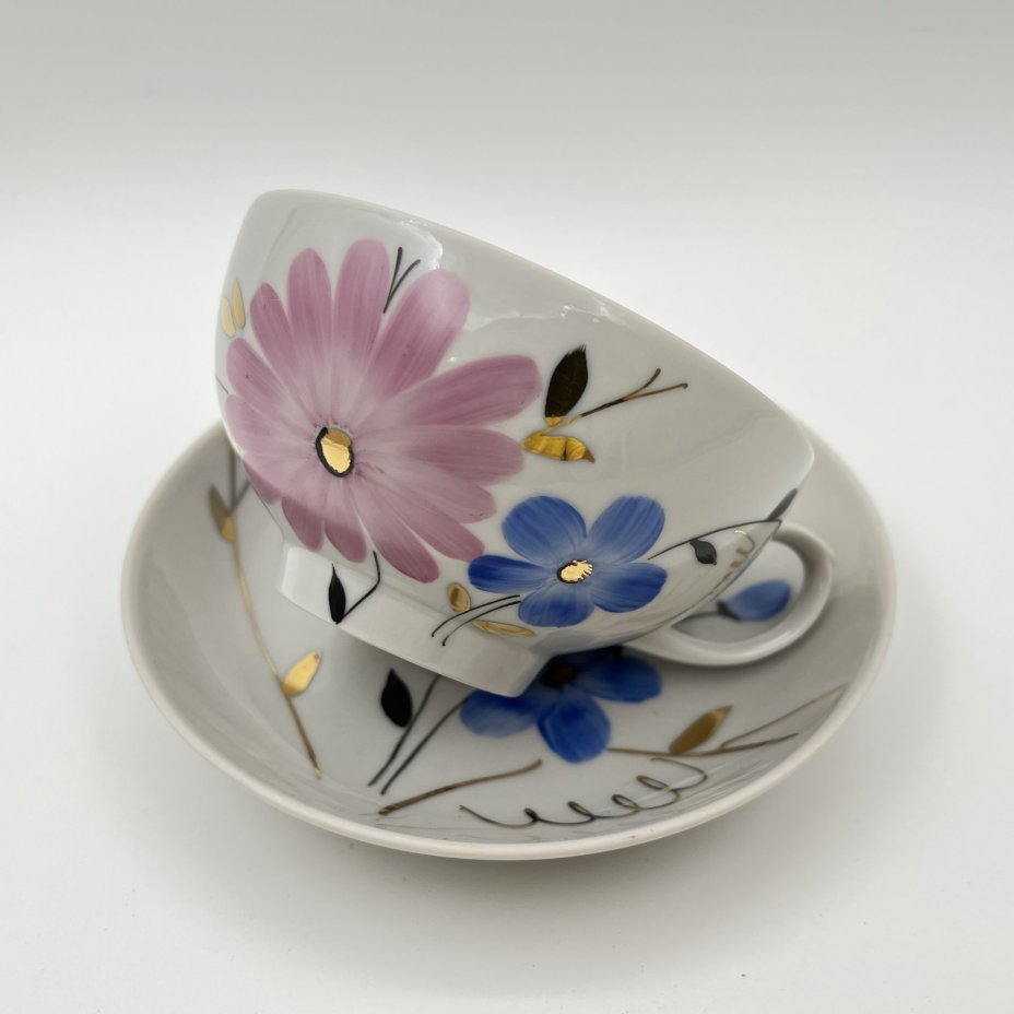 Пара чайная с цветочным декором в виде астр, фарфор, роспись, золочение, Дулевский фарфоровый завод (Дулёво), СССР, 1968-1991 гг.