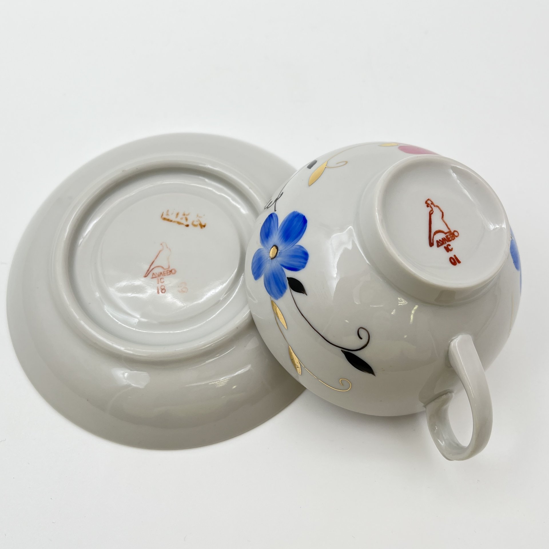 Пара чайная с цветочным декором в виде астр, фарфор, роспись, золочение, Дулевский фарфоровый завод (Дулёво), СССР, 1968-1991 гг.