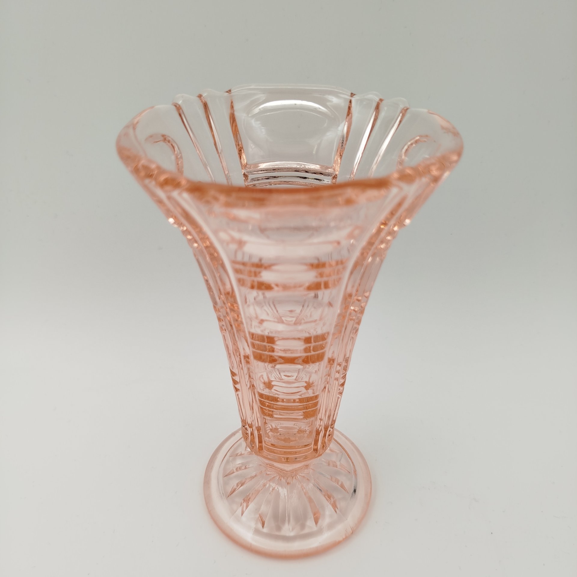 Вазочка (карандашница) розалинового оттенка, украшеная геометрическим декором, стекло, СССР, 1950-1970 гг.