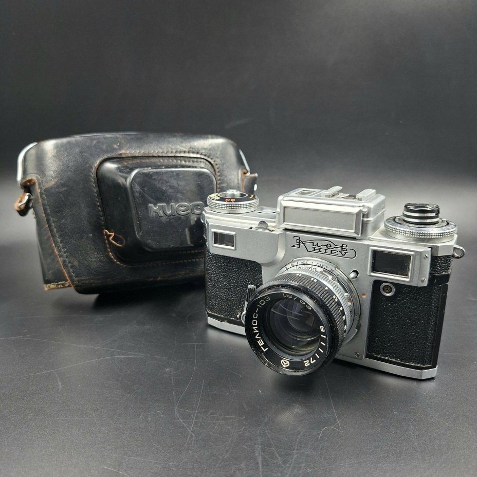 Фотоаппарат «Киев-4» с объективом «Гелиос-103» в оригинальном кофре, металл, стекло, кожа, пластик, Киевский завод «Арсенал», СССР, 1957-1979 гг.