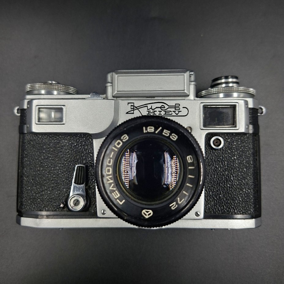 Фотоаппарат «Киев-4» с объективом «Гелиос-103» в оригинальном кофре, металл, стекло, кожа, пластик, Киевский завод «Арсенал», СССР, 1957-1979 гг.