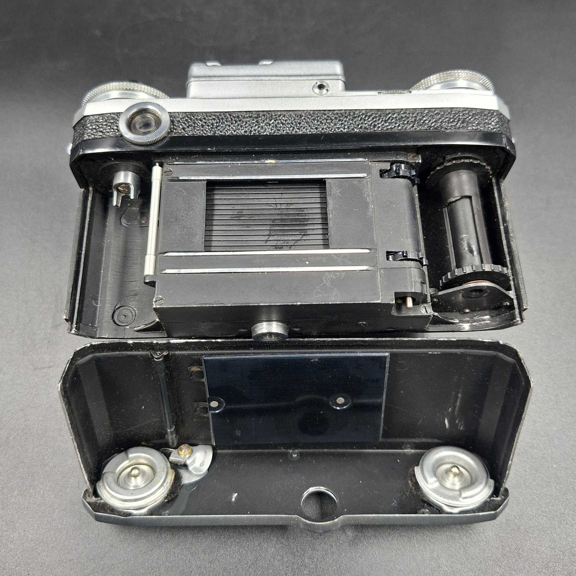 Фотоаппарат «Киев-4» с объективом «Гелиос-103» в оригинальном кофре, металл, стекло, кожа, пластик, Киевский завод «Арсенал», СССР, 1957-1979 гг.