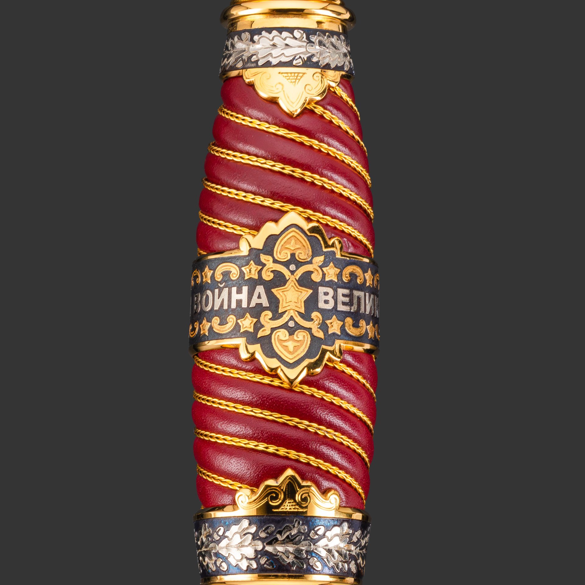 Меч "Маршал Победы", сталь, латунь, дерево, кожа, золочение; в деревянном подарочном коробе с бархатным ложементом, Российская Федерация, 2025 г.