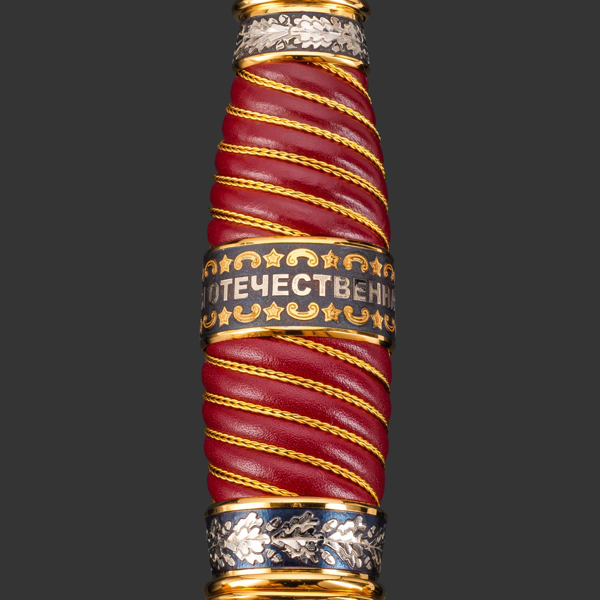 Меч "Маршал Победы", сталь, латунь, дерево, кожа, золочение; в деревянном подарочном коробе с бархатным ложементом, Российская Федерация, 2025 г.