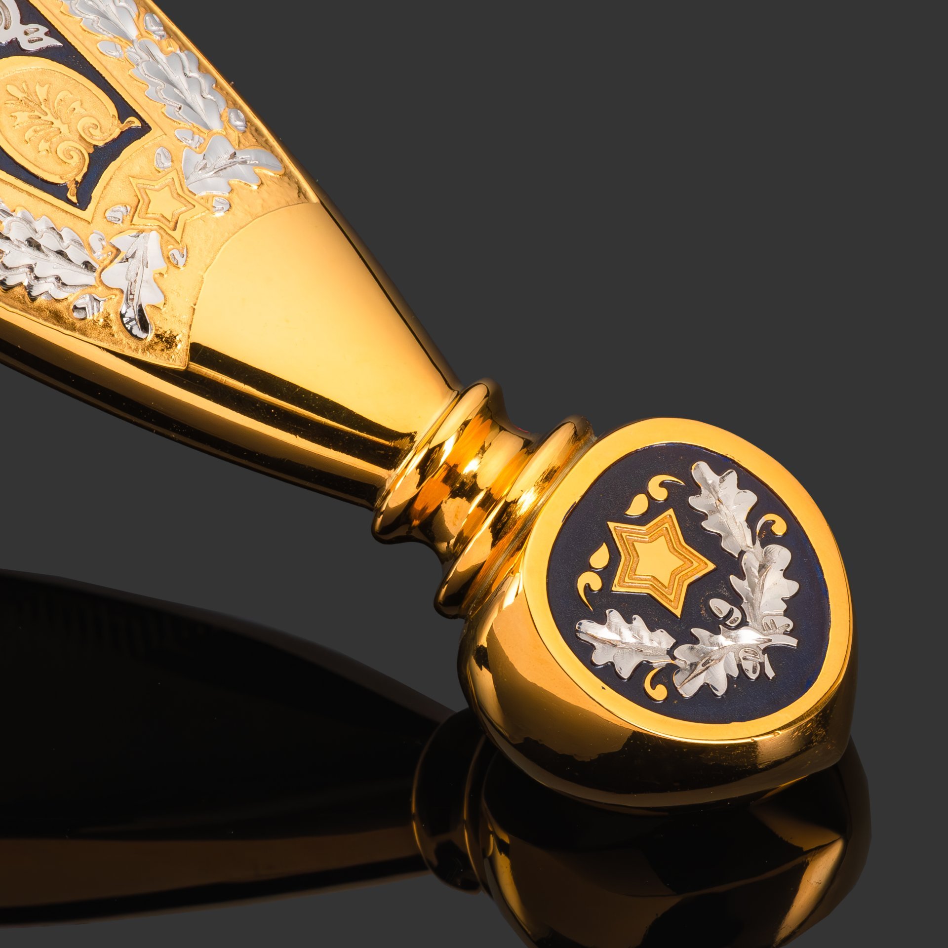 Меч "Маршал Победы", сталь, латунь, дерево, кожа, золочение; в деревянном подарочном коробе с бархатным ложементом, Российская Федерация, 2025 г.