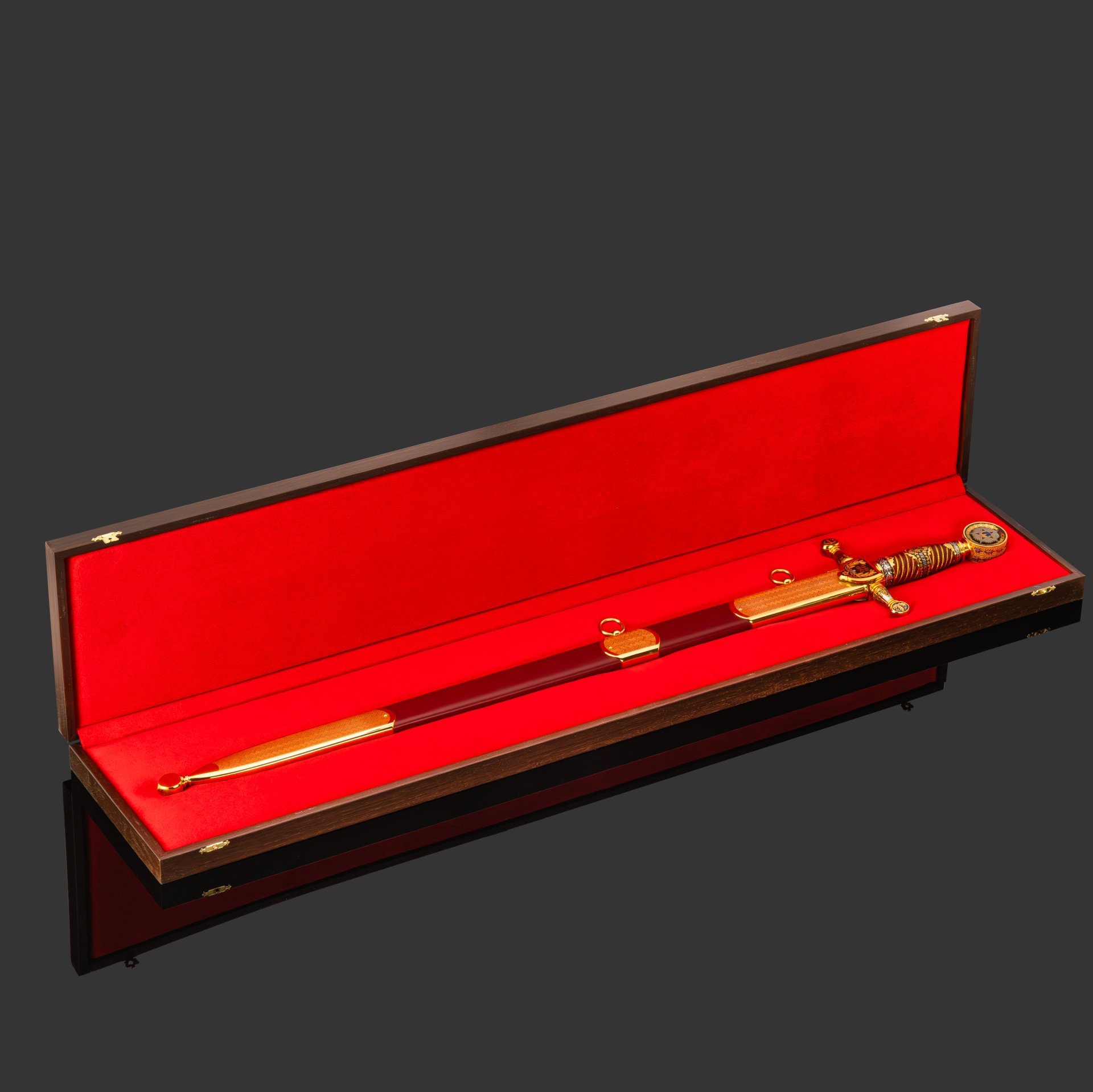 Меч "Маршал Победы", сталь, латунь, дерево, кожа, золочение; в деревянном подарочном коробе с бархатным ложементом, Российская Федерация, 2025 г.