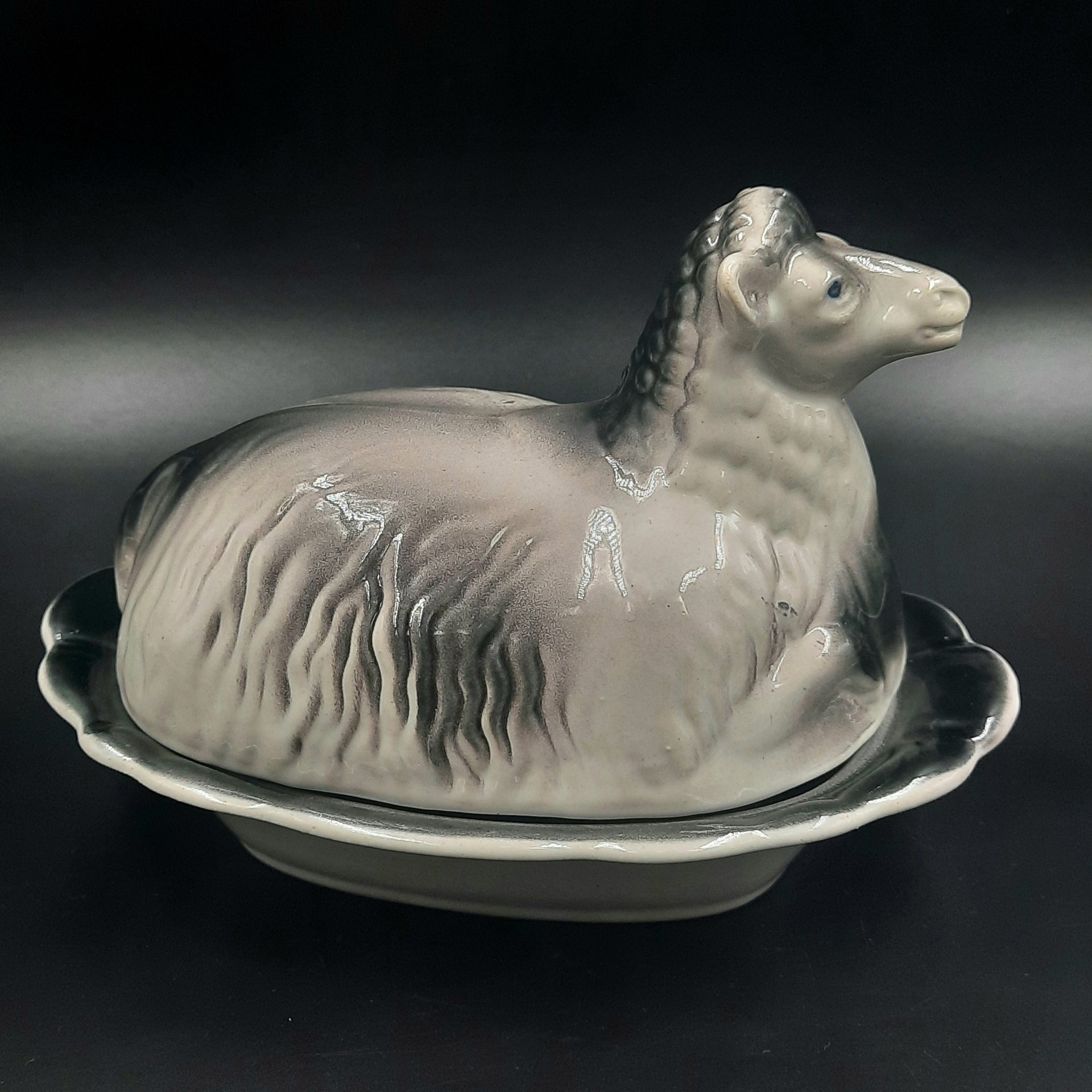 Масленка "Овечка", фаянс, аэрография, Ленинградский завод «Стройфаянс», СССР, 1970-1980 гг.