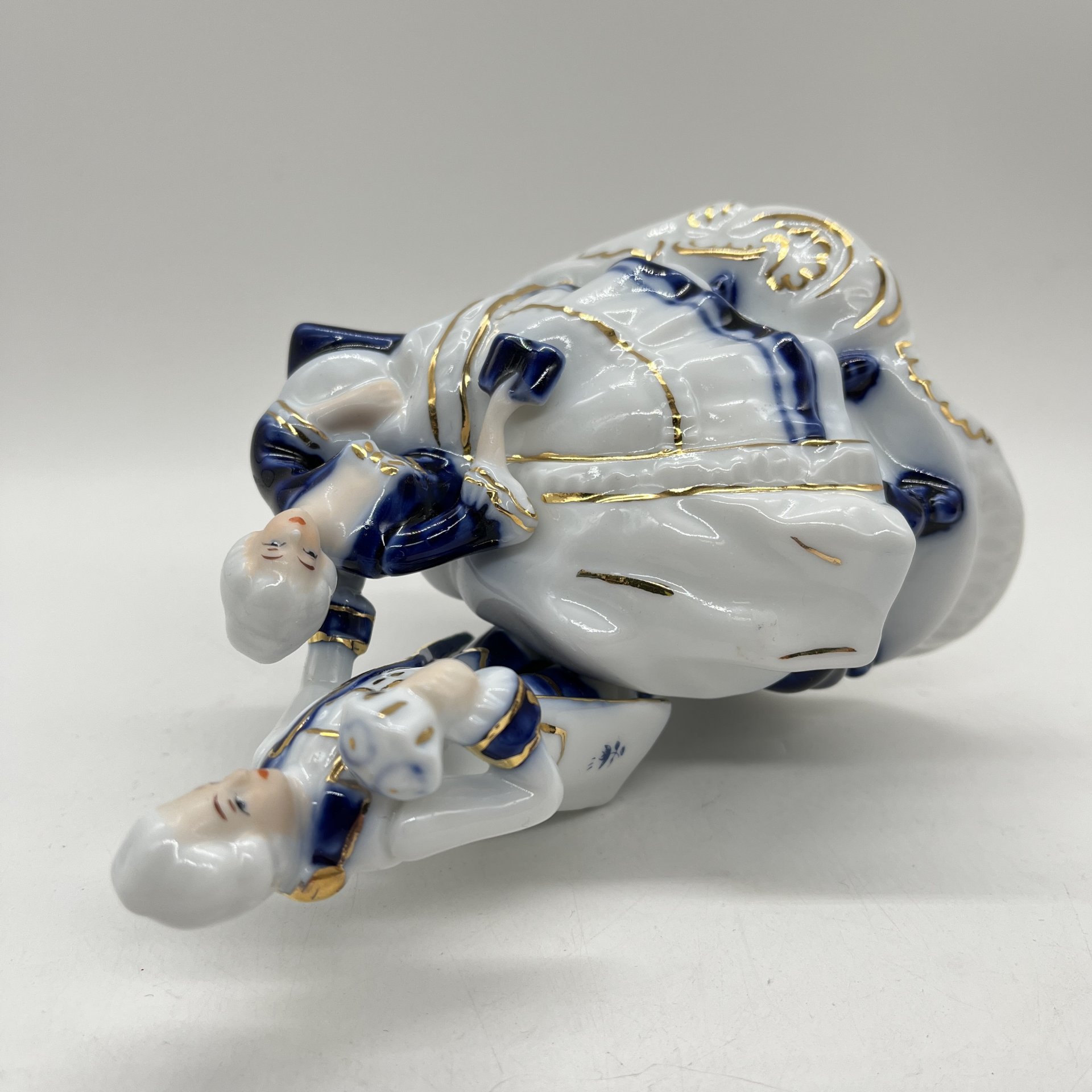 Статуэтка  "Кавалер и дама", CDC Rococo Collection, фарфор, золочение, Шри-Ланка, 2000-2020 гг.