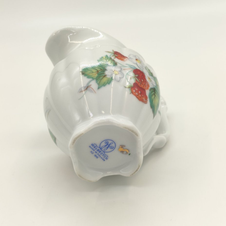 Сливочник с узором в виде земляники, фарфор, деколь, золочение, Tielsch Walbrzych, Польша, 1992-2007 гг.